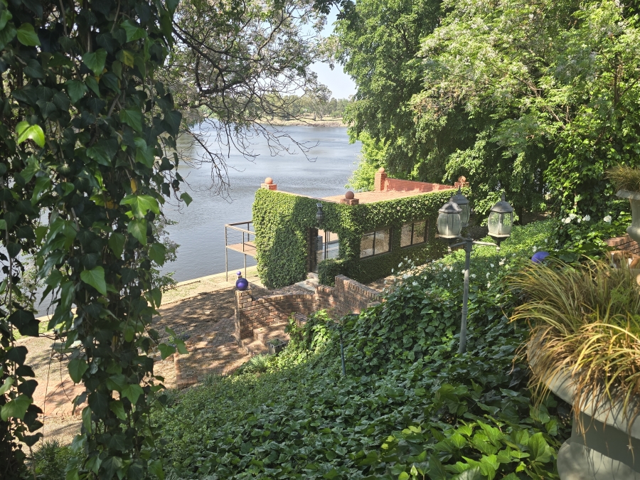 4 Bedroom Property for Sale in Lindequesdrif North West